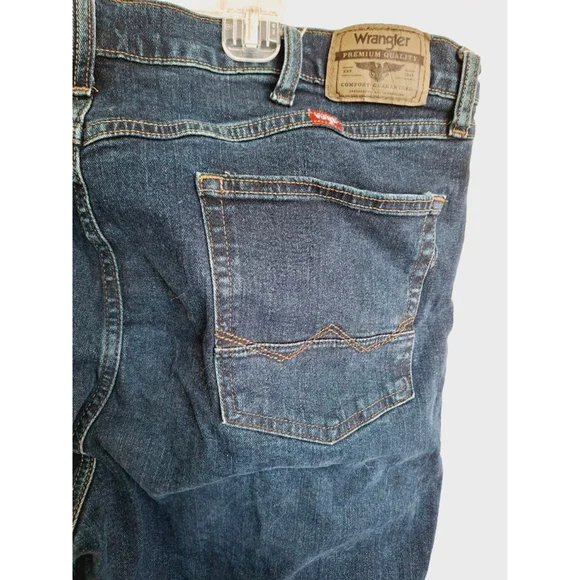 Men's Wrangler Relaxed Boot Jeans Size 42x32 Blue - Picture 3 of 5